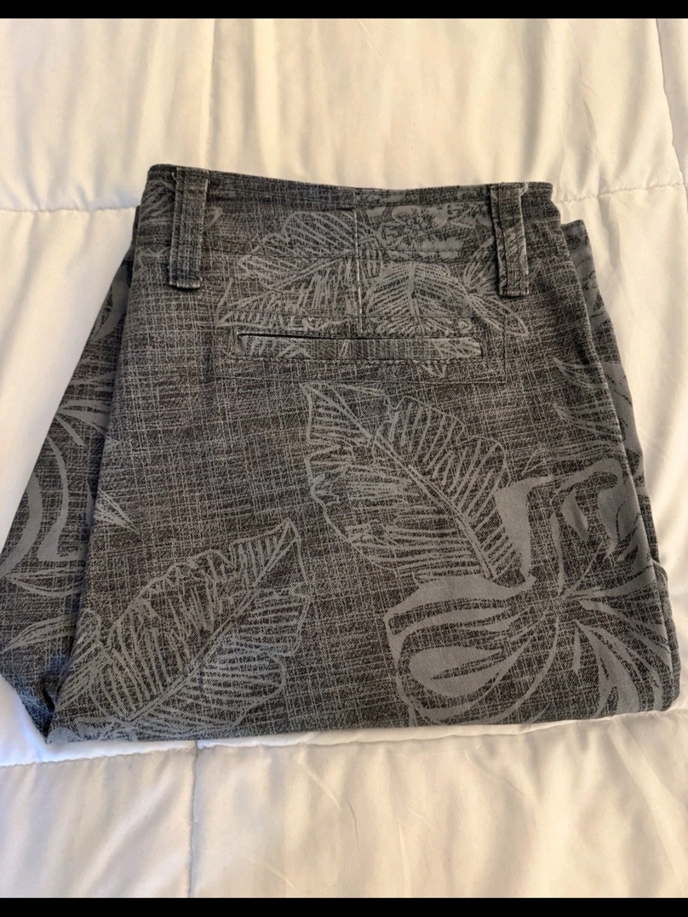 The No Boundaries Men's Flat Front Tropical Print Gray Shorts in size 38